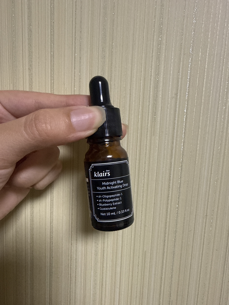 午夜蓝青少年激活水滴的真实用户使用照片