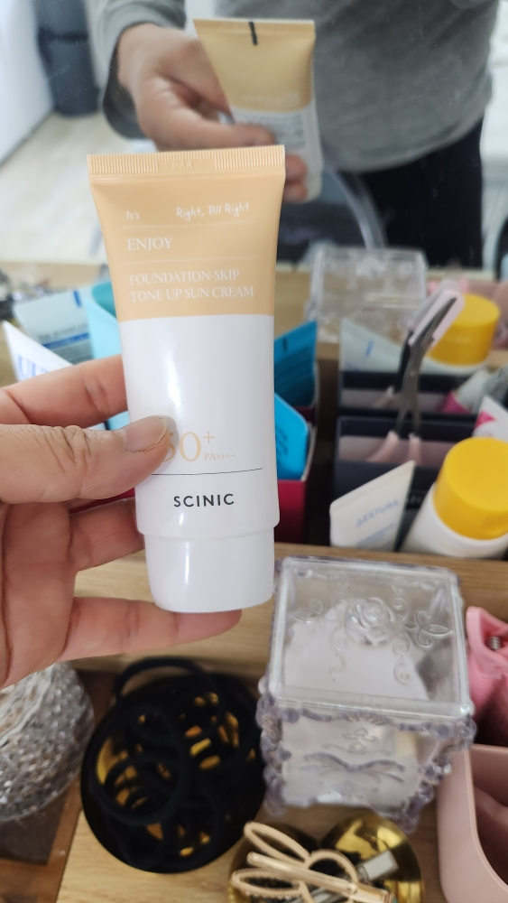 싸이닉 (SCINIC) 엔조이 파데스킵 톤업 선크림 [SPF50+/PA++++] review image