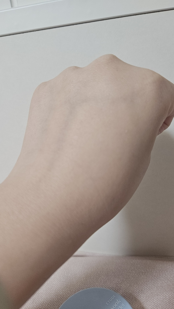 어뮤즈 (AMUSE) 태닝 헬로키티 에디션 세라믹 스킨 퍼펙터 쿠션 [SPF40/PA++] [01 포슬린] review image