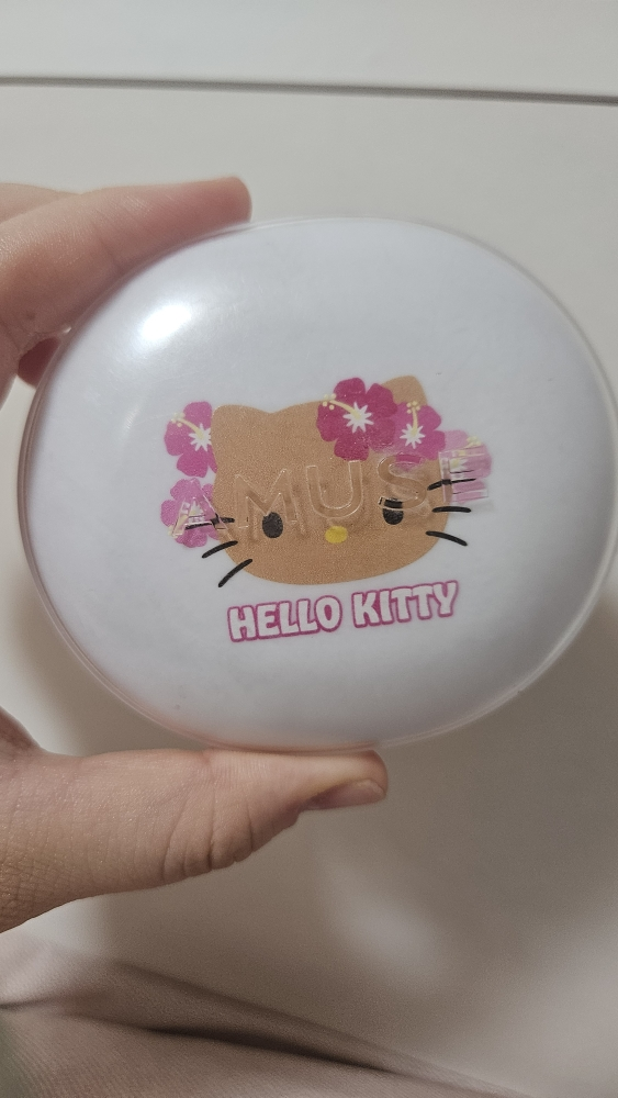 어뮤즈 (AMUSE) 태닝 헬로키티 에디션 세라믹 스킨 퍼펙터 쿠션 [SPF40/PA++] [01 포슬린] review image