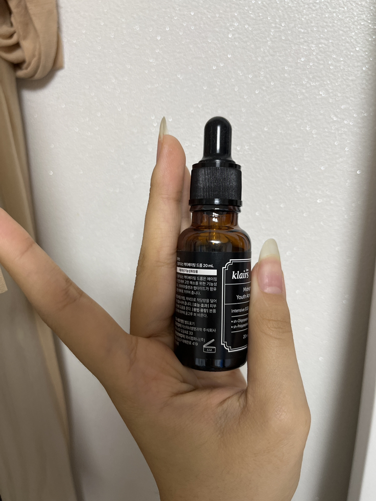 午夜蓝青少年激活水滴的真实用户使用照片