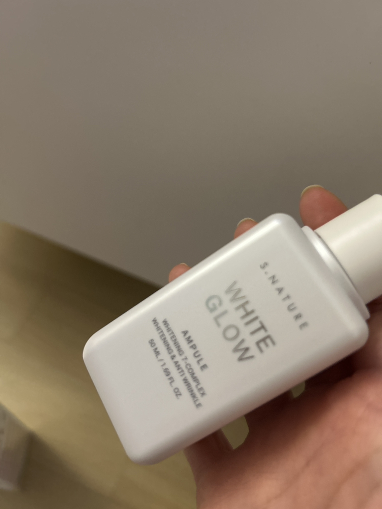 白色亮泽安瓶的真实用户使用照片