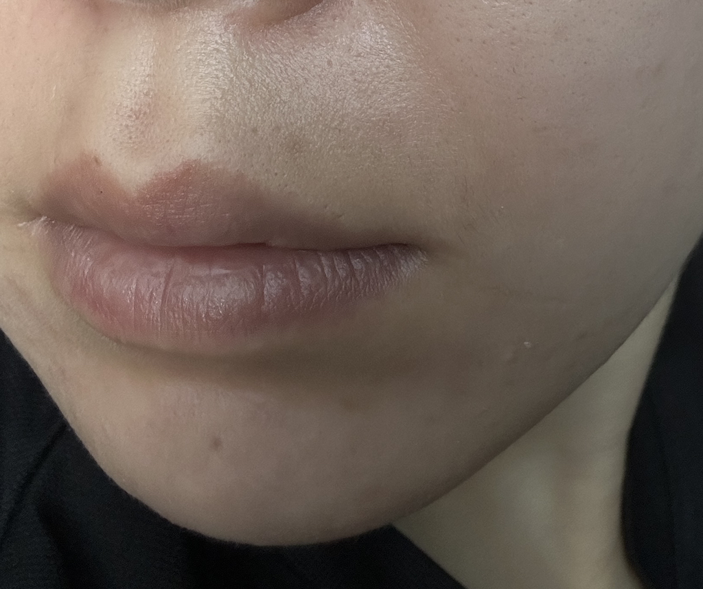 午夜蓝青少年激活水滴的真实用户使用照片