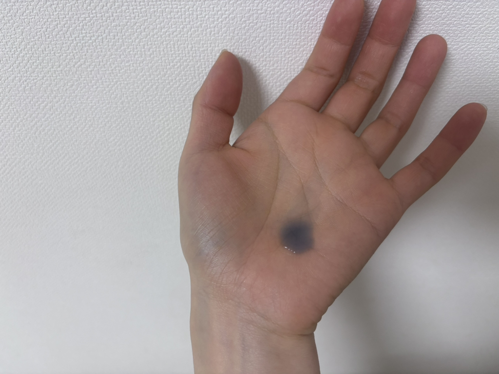 午夜蓝青少年激活水滴的真实用户使用照片