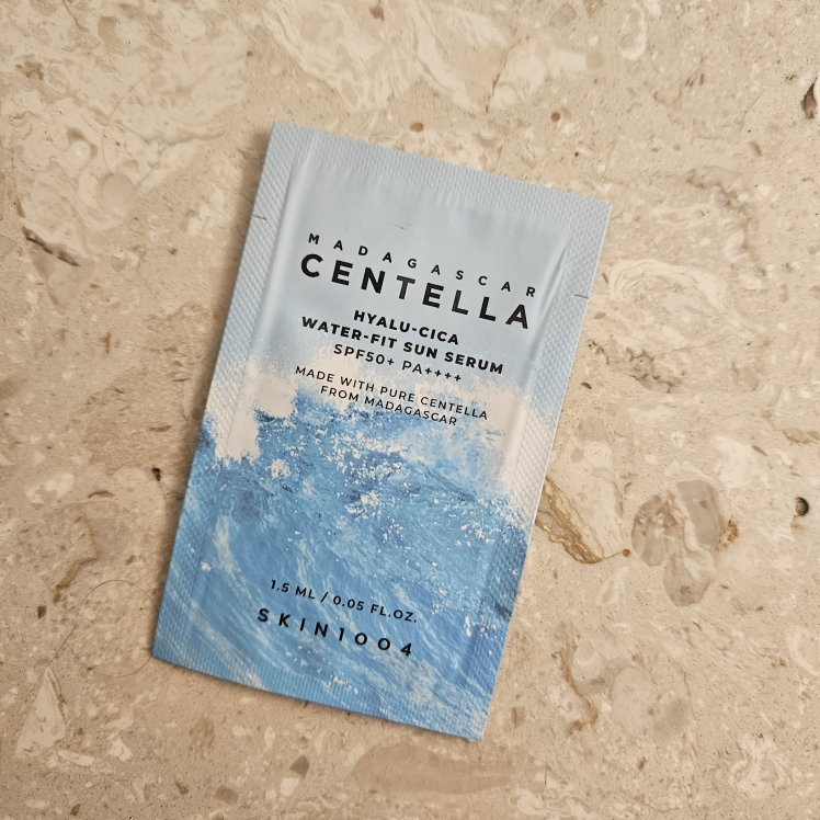 스킨1004 (SKIN1004) 마다가스카르 센텔라 히알루-시카 워터핏 선 세럼 [SPF50+/PA++++] review image