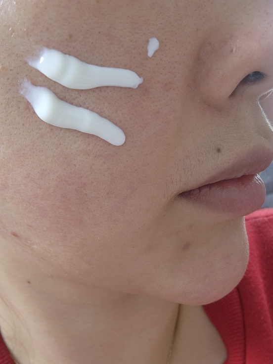 阿朱伦水润精华 [SPF50+/PA+++]的真实用户使用照片