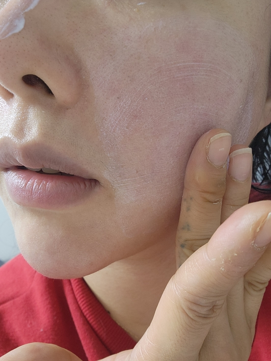 阿朱伦水润精华 [SPF50+/PA+++]的真实用户使用照片