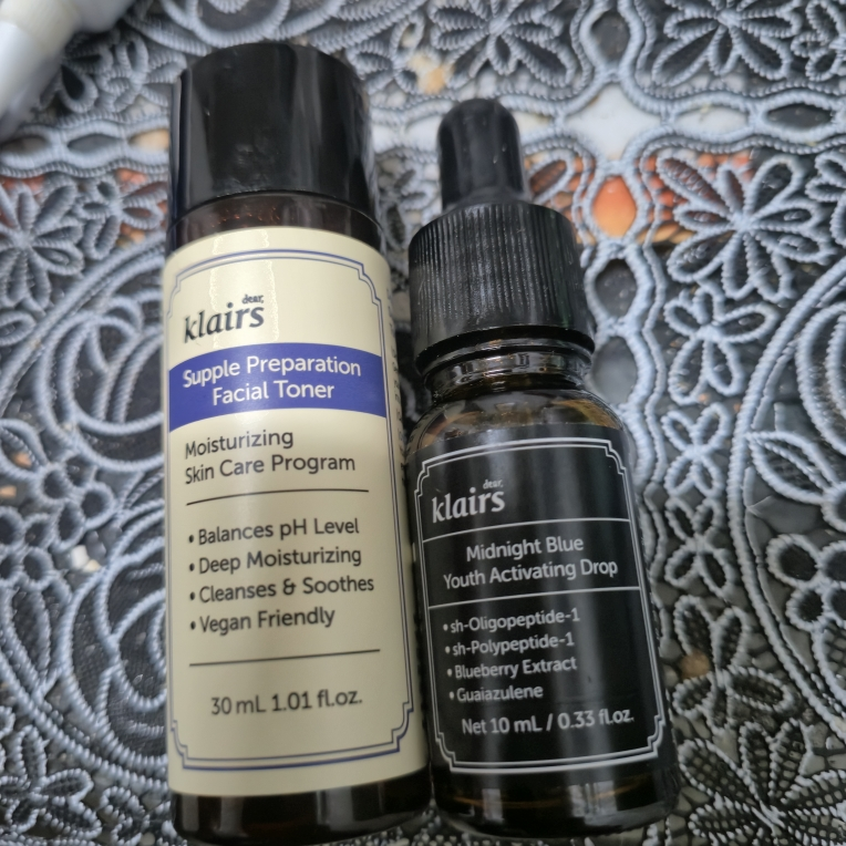 午夜蓝青少年激活水滴的真实用户使用照片