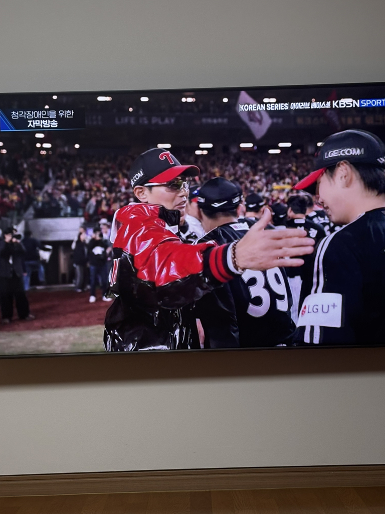 午夜蓝青少年激活水滴的真实用户使用照片