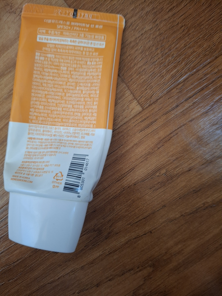 더블유드레스룸 (W.DRESSROOM) 브라이트닝 선 로션 [SPF50+/PA++++] review image