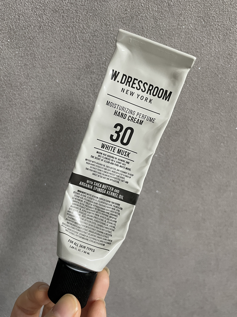 더블유드레스룸 (W.DRESSROOM) 퍼퓸 핸드 크림 [No.30 화이트머스크] review image