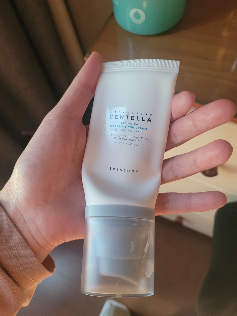 스킨1004 (SKIN1004) 마다가스카르 센텔라 히알루-시카 워터핏 선 세럼 [SPF50+/PA++++] review image