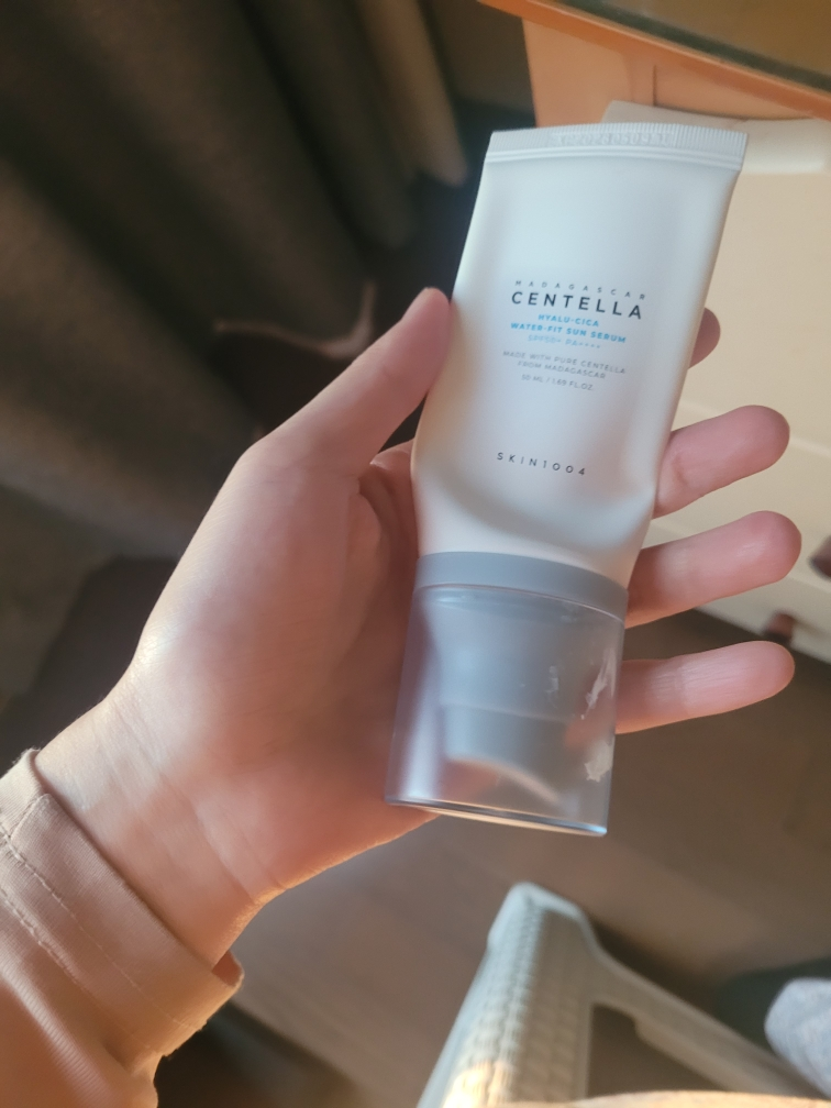 스킨1004 (SKIN1004) 마다가스카르 센텔라 히알루-시카 워터핏 선 세럼 [SPF50+/PA++++] review image