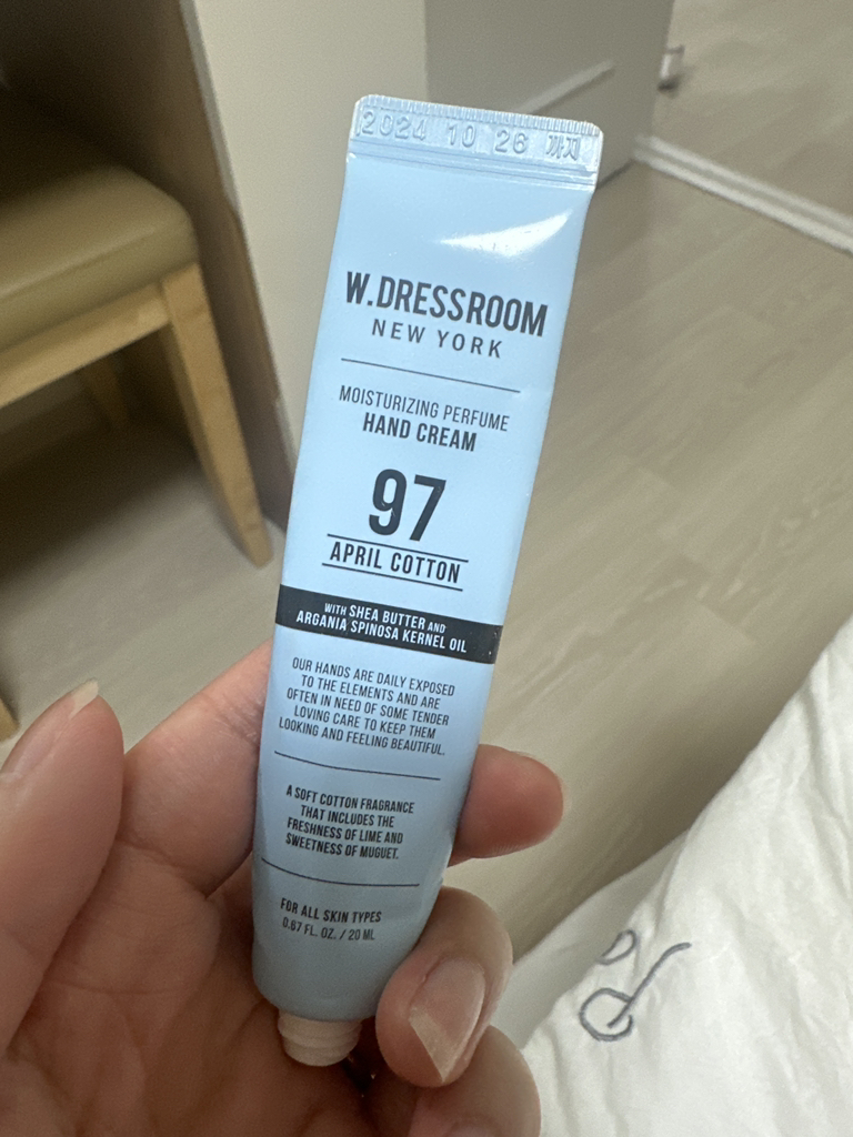 더블유드레스룸 (W.DRESSROOM) 퍼퓸 핸드크림 [No.97 에이프릴코튼] review image