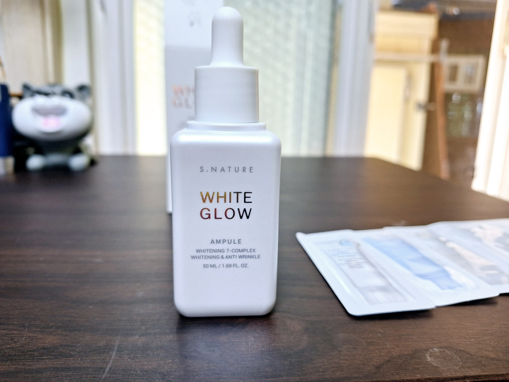 白色亮泽安瓶的真实用户使用照片