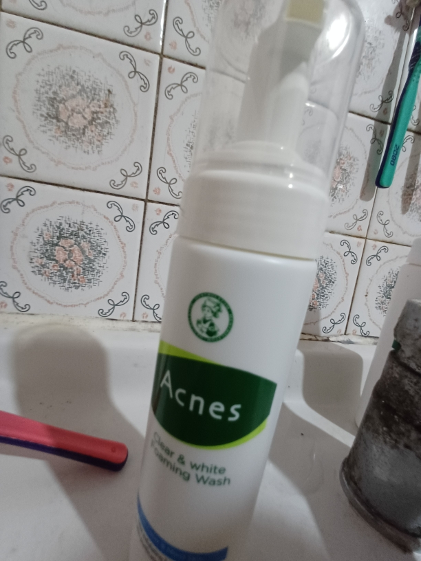 Acnes Sữa rửa mặt tạo bọt Clear & White review image