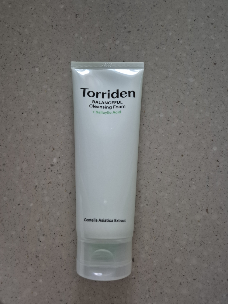 토리든 (Torriden) 밸런스풀 시카 포어 클렌징 폼 review image