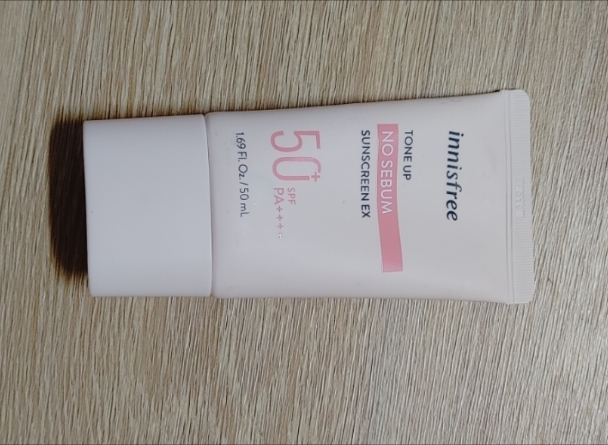 이니스프리 (INNISFREE) 톤업 노세범 선스크린 EX [SPF50+/PA++++] review image