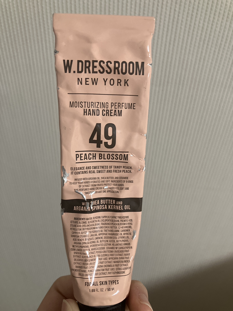더블유드레스룸 (W.DRESSROOM) 퍼퓸 핸드크림 [No.49 피치블러썸] review image
