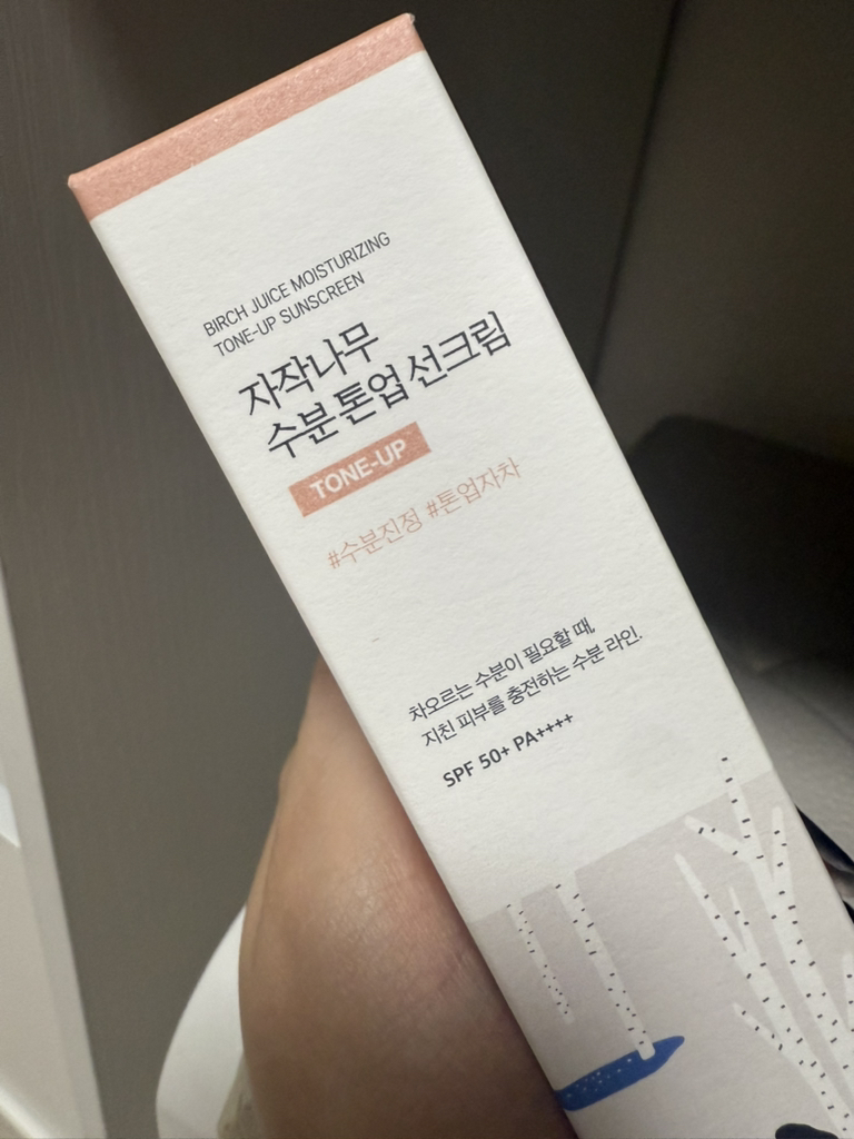 라운드랩 (ROUNDLAB) 자작나무 수분 톤업 선크림 [SPF50+/PA++++] review image