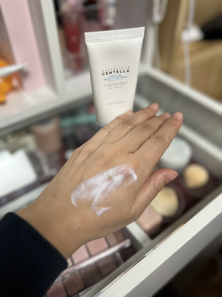 스킨1004 (SKIN1004) 마다가스카르 센텔라 히알루-시카 워터핏 선 세럼 [SPF50+/PA++++] review image