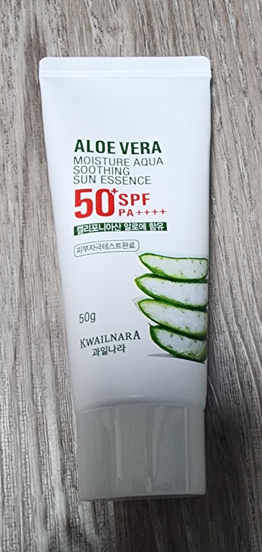 과일나라 (KWAILNARA) 알로에베라 모이스처 아쿠아 수딩 선 에센스 [SPF50+/PA++++] review image