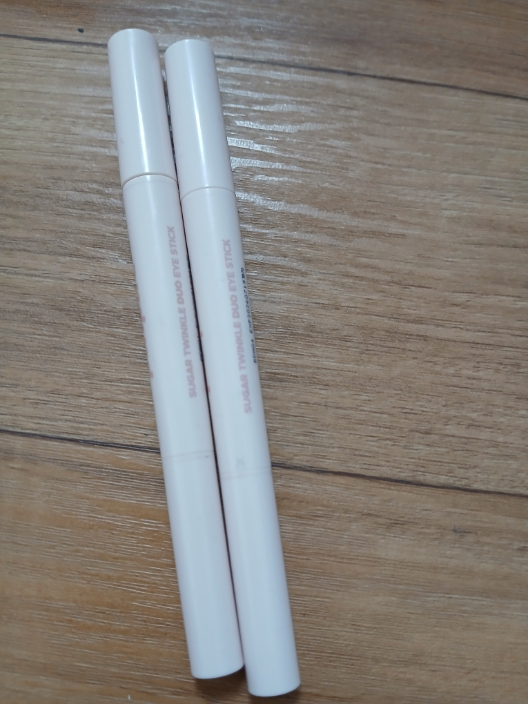 菲丽菲拉 甜蜜闪烁双色眼影棒 [001 露光裸色］ review image