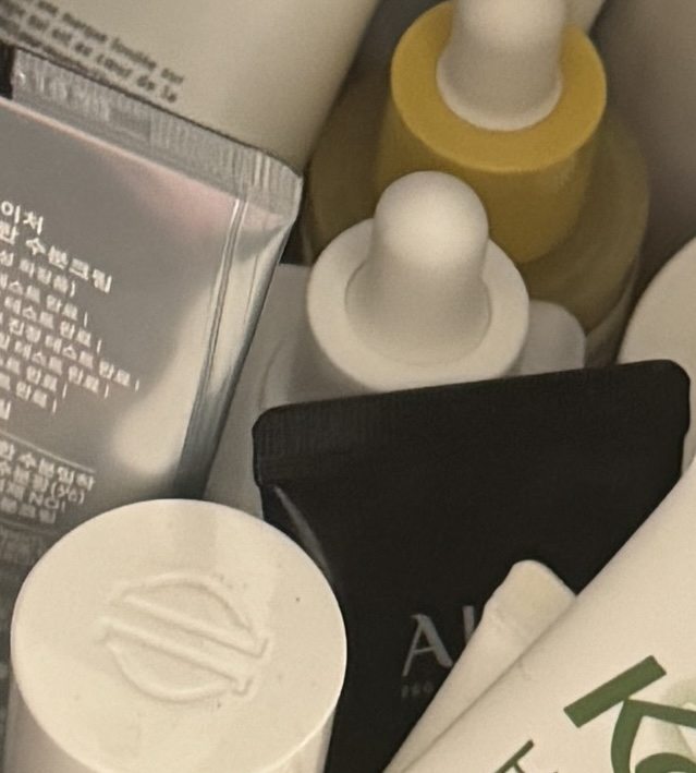 白色亮泽安瓶的真实用户使用照片