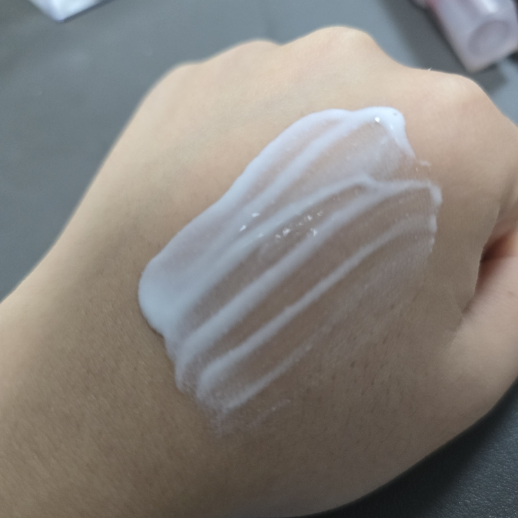 美迪惠尔 麦地卡索苷保湿防晒精华液微量修复[SPF50+/PA++++] common.review image