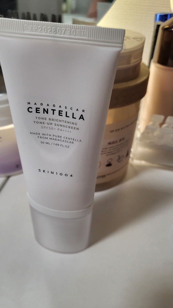 스킨1004 (SKIN1004) 마다가스카르 센텔라 톤 브라이트닝 톤업 선스크린 [SPF50+/PA++++] review image