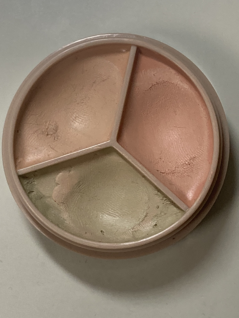 完美遮瑕三重荚遮瑕膏 [01 矫正米色］的真实用户使用照片