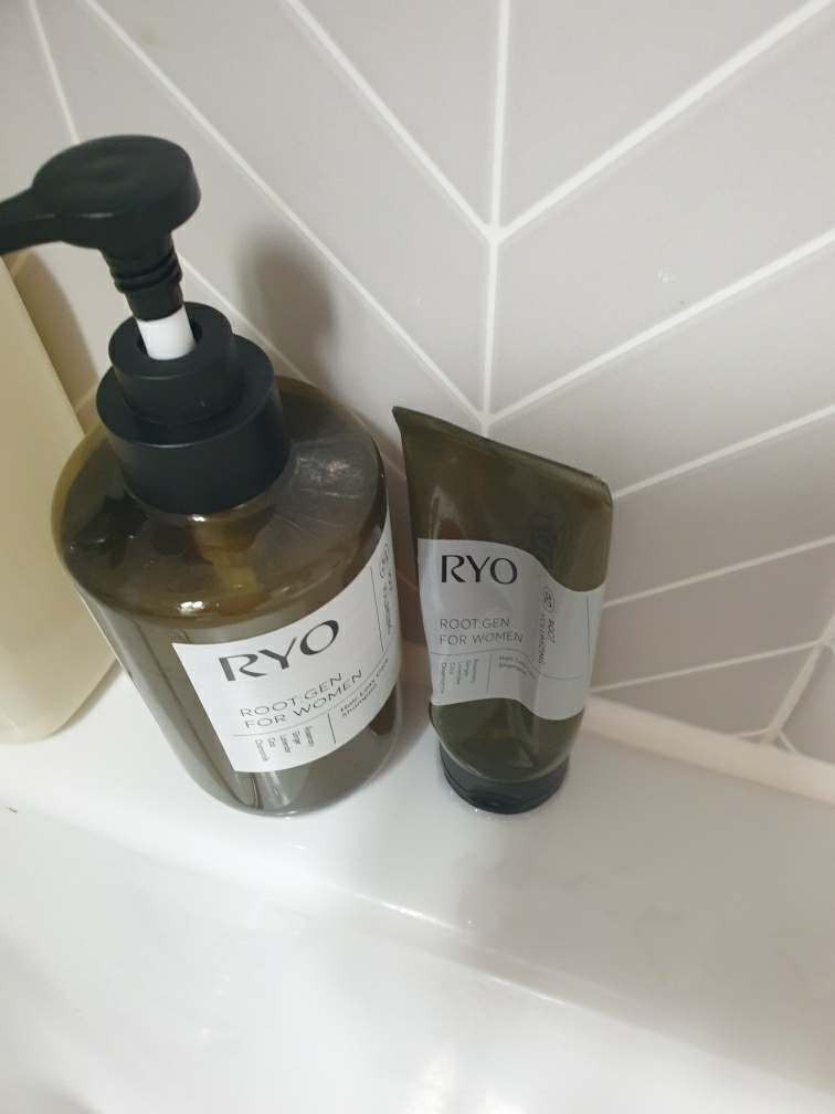 Ảnh đánh giá thực tế của người dùng về Rootgen Chăm sóc chuyên sâu cho tình trạng rụng tóc ở phụ nữ - Dầu gội tăng cường độ dày tóc