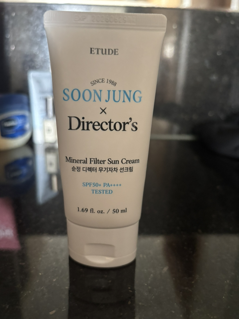 에뛰드 (ETUDE) 순정 디렉터 무기자차 선크림 [SPF50+/PA++++] review image