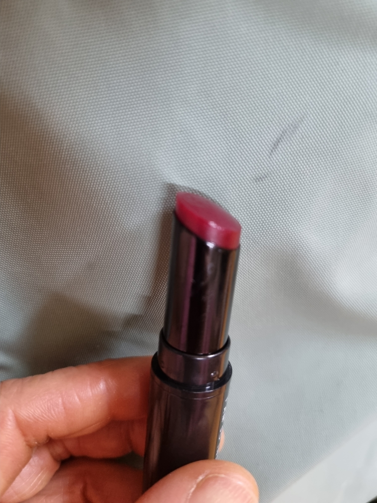 伊所爱 纯红色护唇膏 common.review image