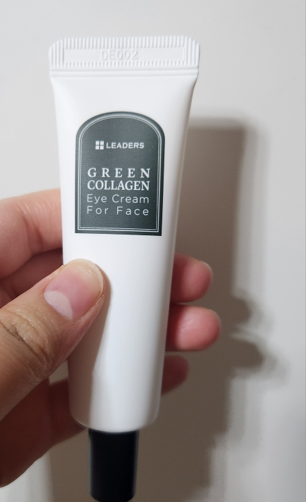 绿色胶原蛋白面部眼霜的真实用户使用照片