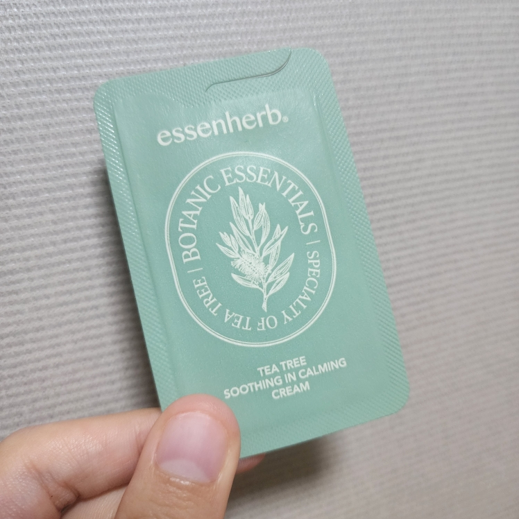 essenHERB Kem dưỡng ẩm làm dịu da với tinh dầu tràm trà review image