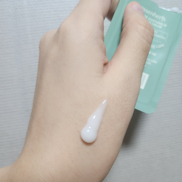 essenHERB Kem dưỡng ẩm làm dịu da với tinh dầu tràm trà review image