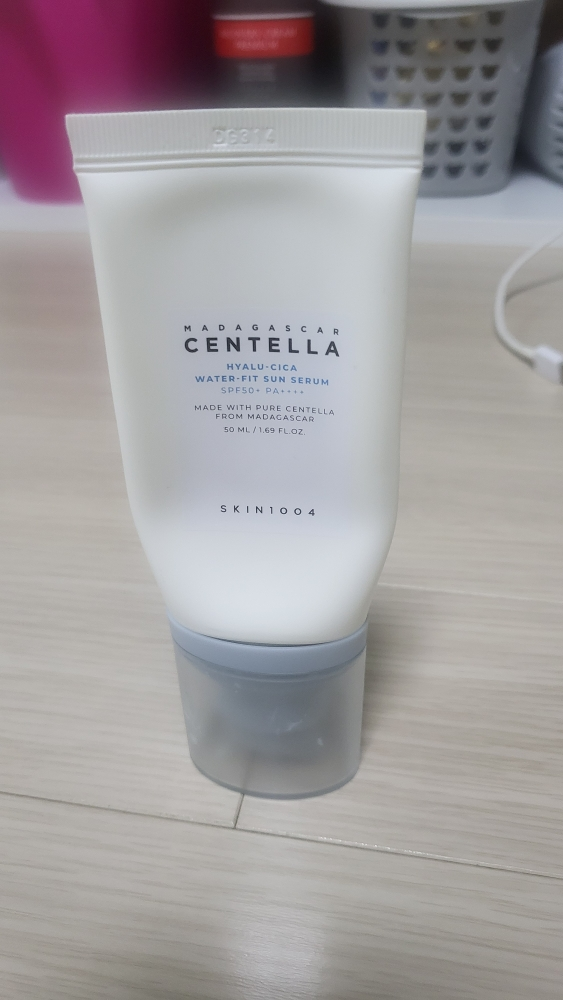 스킨1004 (SKIN1004) 마다가스카르 센텔라 히알루-시카 워터핏 선 세럼 [SPF50+/PA++++] review image