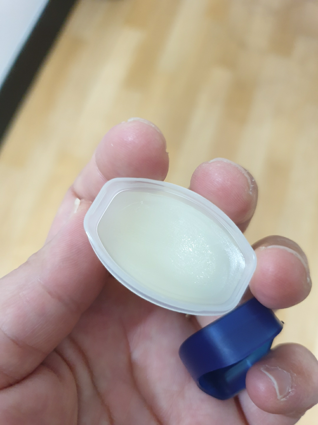 바세린 (Vaseline) 리미티드 에디션 립테라피 [퀸비] review image