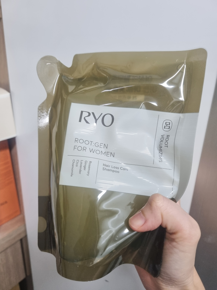 Ảnh đánh giá thực tế của người dùng về Rootgen Chăm sóc chuyên sâu cho tình trạng rụng tóc ở phụ nữ - Dầu gội tăng cường độ dày tóc