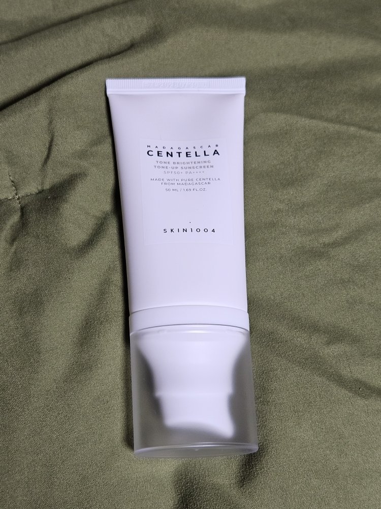 스킨1004 (SKIN1004) 마다가스카르 센텔라 톤 브라이트닝 톤업 선스크린 [SPF50+/PA++++] review image