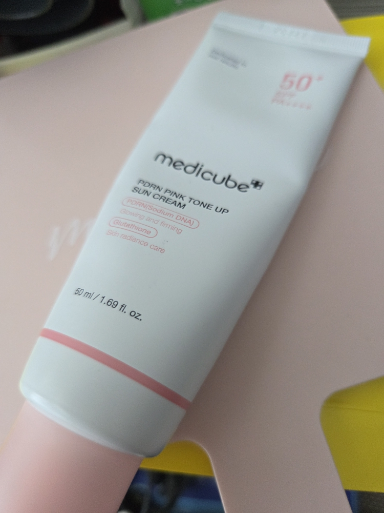 메디큐브 (medicube) PDRN 핑크 톤업 선크림 [SPF50+/PA++++] review image