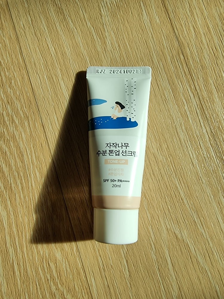 라운드랩 (ROUNDLAB) 자작나무 수분 톤업 선크림 [SPF50+/PA++++] review image