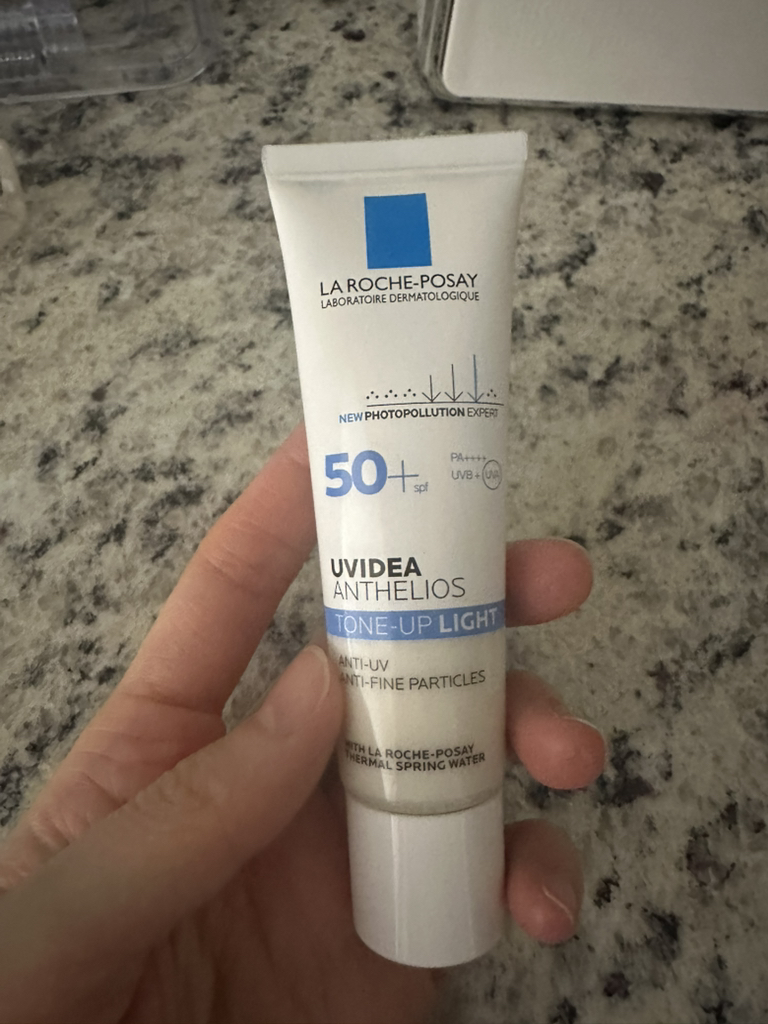 라로슈포제 (LAROCHE-POSAY) 유비데아 안뗄리오스 선크림 [SPF50+/PA++++] [톤업라이트] review image