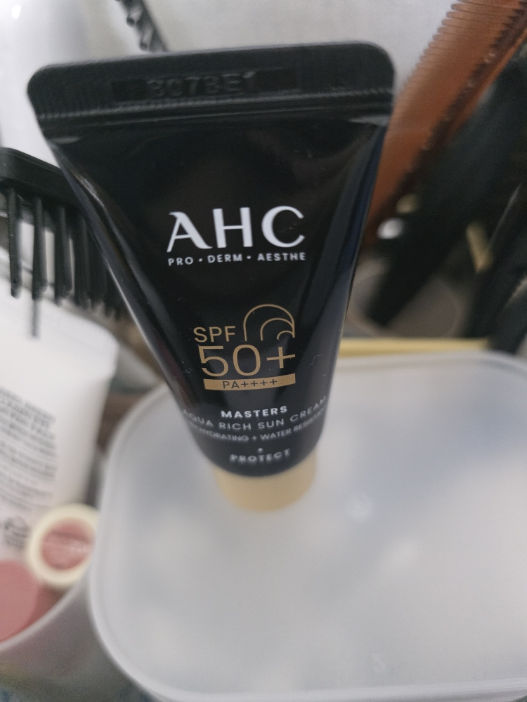 AHC (에이에이치씨) 마스터즈 아쿠아 리치 선크림 [SPF50+/PA++++] review image