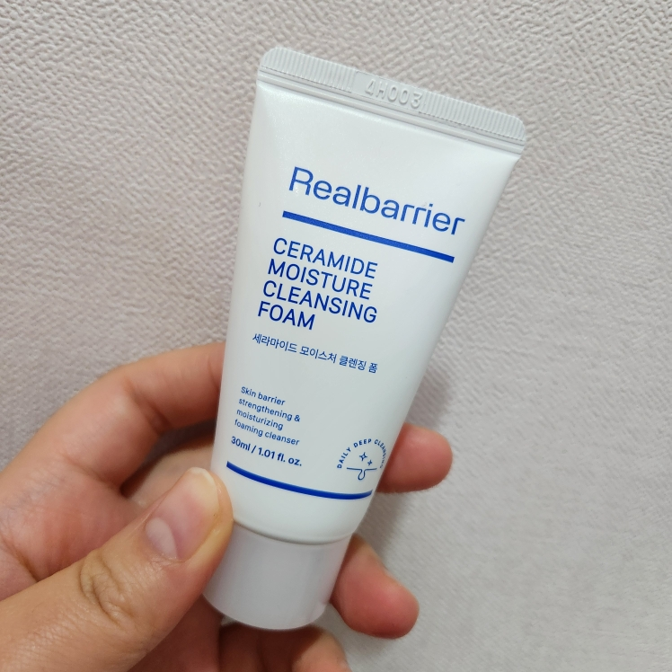 리얼베리어 (RealBarrier) 세라마이드 모이스처 클렌징 폼 review image