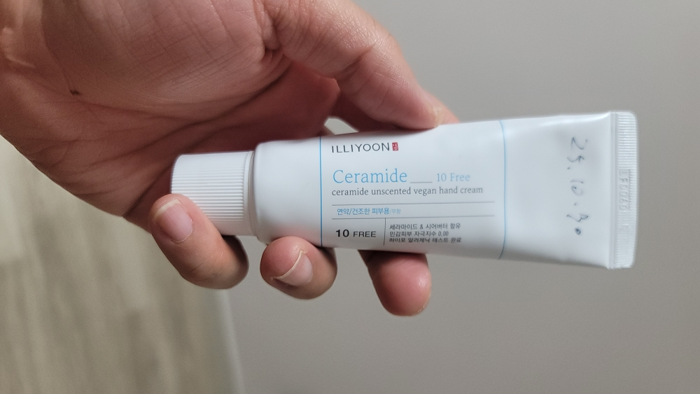 일리윤 (ILLIYOON) 세라마이드 무향 비건 핸드크림 review image