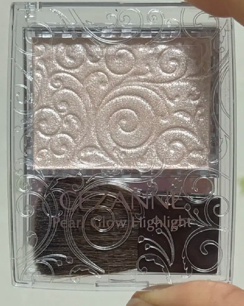 세잔느 (CEZANNE) 펄 글로우 하이라이트 [01 샴페인베이지] review image