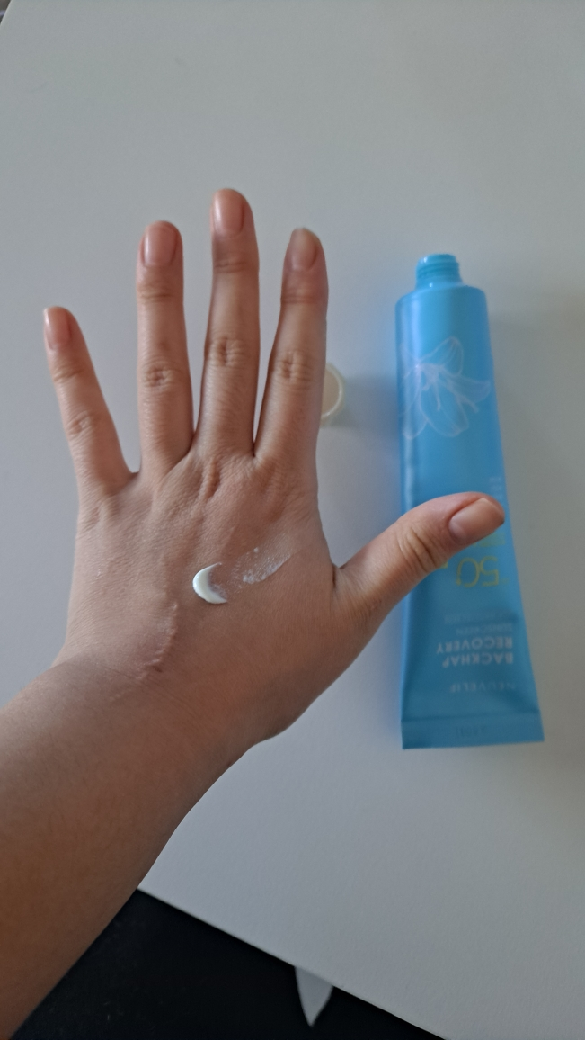 뉴베리프 (NEUVELIF) 백합 리커버리 선크림  [SPF50+/PA++++] review image