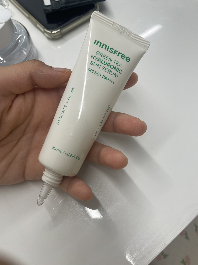 이니스프리 (INNISFREE) 그린티 히알루론산 진정수분 선세럼 [SPF50+/PA++++] review image